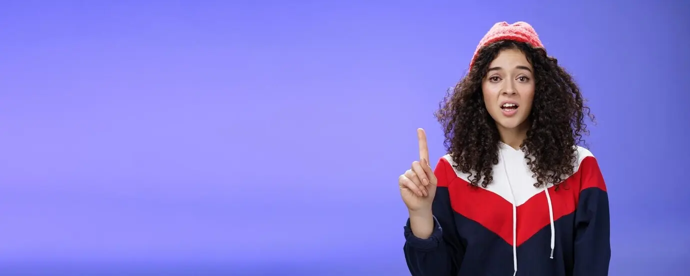 Regel Nummer eins: Leg dich nicht mit mir an, Babe. Porträt einer coolen, stylischen, jungen, lockigen Frau mit Swag.