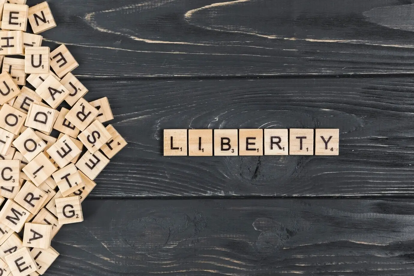Das Wort „Liberty“ auf einem Holzhintergrund.